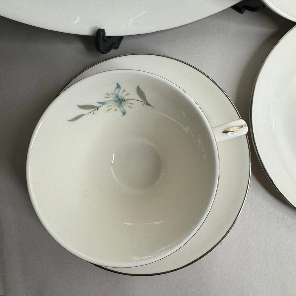 Homer Laughlin Triumph Cynthia Fine China 5 Piece Place Setting Blue Floral Lily